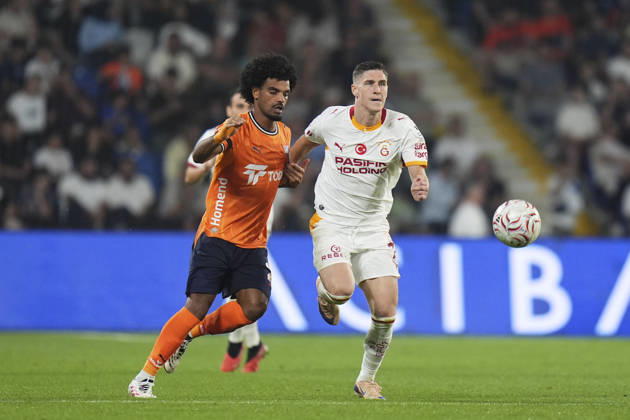 Istanbul Basaksehir v Galatasaray - Turkish Super Lig ISTANBUL, TURKIYE - SEPTEMBER 4: Roland Sallai (7) of Galatasaray in action against Christopher Operi (21) of Basaksehir during the Turkish Super Lig 4th week football match between Istanbul Basaksehir and Galatasaray at Basaksehir Fatih Terim Stadium in Istanbul, Turkiye on September 4, 2026. Bunyamin Celik Anadolu Istanbul Turkey. Editorial use only. Please get in touch for any other usage.  Copyright: x2026xAnadoluxBunyaminxCelikx
