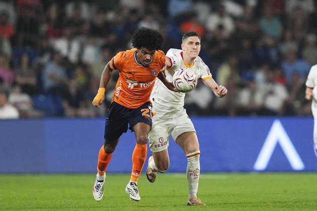 Istanbul Basaksehir v Galatasaray - Turkish Super Lig ISTANBUL, TURKIYE - SEPTEMBER 4: Roland Sallai (7) of Galatasaray in action against Christopher Operi (21) of Basaksehir during the Turkish Super Lig 4th week football match between Istanbul Basaksehir and Galatasaray at Basaksehir Fatih Terim Stadium in Istanbul, Turkiye on September 4, 2026. Bunyamin Celik Anadolu Istanbul Turkey. Editorial use only. Please get in touch for any other usage.  Copyright: x2026xAnadoluxBunyaminxCelikx