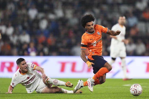 Istanbul Basaksehir v Galatasaray - Turkish Super Lig ISTANBUL, TURKIYE - SEPTEMBER 4: Roland Sallai (7) of Galatasaray in action against Christopher Operi (21) of Basaksehir during the Turkish Super Lig 4th week football match between Istanbul Basaksehir and Galatasaray at Basaksehir Fatih Terim Stadium in Istanbul, Turkiye on September 4, 2026. Bunyamin Celik Anadolu Istanbul Turkey. Editorial use only. Please get in touch for any other usage.  Copyright: x2026xAnadoluxBunyaminxCelikx
