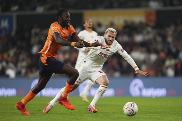 Istanbul Basaksehir v Galatasaray - Turkish Super Lig ISTANBUL, TURKIYE - SEPTEMBER 4: Baris Alper Yilmaz (53) of Galatasaray in action against Jerome Opoku (3) of Basaksehir during the Turkish Super Lig 4th week football match between Istanbul Basaksehir and Galatasaray at Basaksehir Fatih Terim Stadium in Istanbul, Turkiye on September 4, 2026. Bunyamin Celik Anadolu Istanbul Turkey. Editorial use only. Please get in touch for any other usage.  Copyright: x2026xAnadoluxBunyaminxCelikx