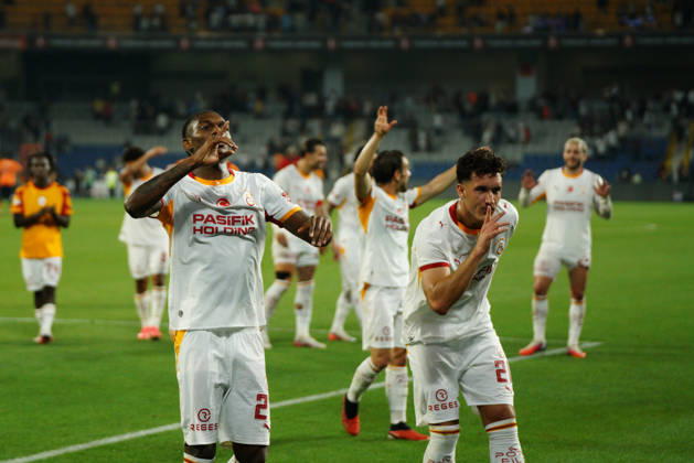 September 4, 2026, Basaksehir, Istanbul, Turkey: Rafael Leao (C-L) and Deniz Gul (C-R) of Galatasaray greets the fans after the Turkish Super League 2026 27 match between Basaksehir and Galatasaray at the Basaksehir Fatih Terim Stadium in Istanbul, Turkey, on September 4, 2026. Basaksehir Turkey - ZUMAu194 20260904_zip_u194_051 Copyright: xTolgaxUluturkx