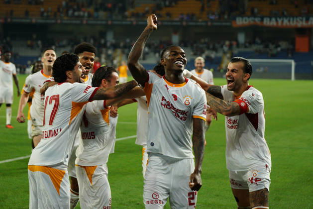 September 4, 2026, Basaksehir, Istanbul, Turkey: Rafael Leao (C) of Galatasaray with his teammates greets the fans after the Turkish Super League 2026 27 match between Basaksehir and Galatasaray at the Basaksehir Fatih Terim Stadium in Istanbul, Turkey, on September 4, 2026. Basaksehir Turkey - ZUMAu194 20260904_zip_u194_054 Copyright: xTolgaxUluturkx