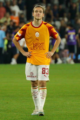 September 4, 2026, Basaksehir, Istanbul, Turkey: Aleksey Batrakov (C) of Galatasaray greets the fans after the Turkish Super League 2026 27 match between Basaksehir and Galatasaray at the Basaksehir Fatih Terim Stadium in Istanbul, Turkey, on September 4, 2026. Basaksehir Turkey - ZUMAu194 20260904_zip_u194_056 Copyright: xTolgaxUluturkx