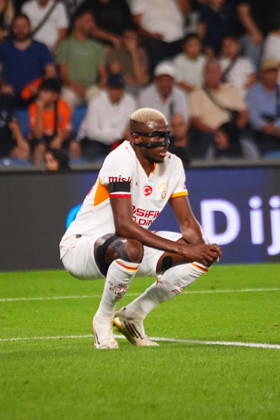 ISTANBUL, TURKEY - SEPTEMBER 04: Victor Osimhen of Galatasaray SK substituted in the first half after sustaining a groin injury during the Turkish Super League 2026 27 match between Baseaksehir FK and Galatasaray SK at Basaksehir Fatih Terim Stadium, 2026 in Istanbul, Turkey. Istanbul Basaksehir Turkey Copyright: xSeskimphotox BSehir-GSaray-040926 (14)