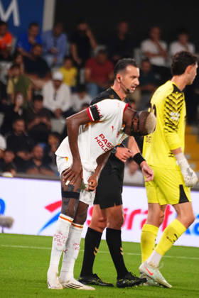ISTANBUL, TURKEY - SEPTEMBER 04: Victor Osimhen of Galatasaray SK substituted in the first half after sustaining a groin injury during the Turkish Super League 2026 27 match between Baseaksehir FK and Galatasaray SK at Basaksehir Fatih Terim Stadium, 2026 in Istanbul, Turkey. Istanbul Basaksehir Turkey Copyright: xSeskimphotox BSehir-GSaray-040926 (20)