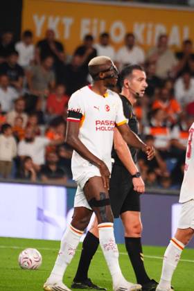 ISTANBUL, TURKEY - SEPTEMBER 04: Victor Osimhen of Galatasaray SK substituted in the first half after sustaining a groin injury during the Turkish Super League 2026 27 match between Baseaksehir FK and Galatasaray SK at Basaksehir Fatih Terim Stadium, 2026 in Istanbul, Turkey. Istanbul Basaksehir Turkey Copyright: xSeskimphotox BSehir-GSaray-040926 (24)