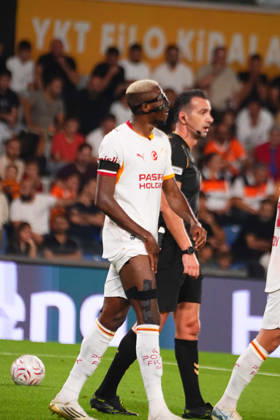 ISTANBUL, TURKEY - SEPTEMBER 04: Victor Osimhen of Galatasaray SK substituted in the first half after sustaining a groin injury during the Turkish Super League 2026 27 match between Baseaksehir FK and Galatasaray SK at Basaksehir Fatih Terim Stadium, 2026 in Istanbul, Turkey. Istanbul Basaksehir Turkey Copyright: xSeskimphotox BSehir-GSaray-040926 (25)