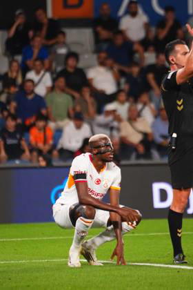 ISTANBUL, TURKEY - SEPTEMBER 04: Victor Osimhen of Galatasaray SK substituted in the first half after sustaining a groin injury during the Turkish Super League 2026 27 match between Baseaksehir FK and Galatasaray SK at Basaksehir Fatih Terim Stadium, 2026 in Istanbul, Turkey. Istanbul Basaksehir Turkey Copyright: xSeskimphotox BSehir-GSaray-040926 (8)