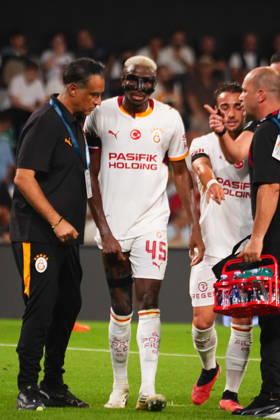 ISTANBUL, TURKEY - SEPTEMBER 04: Victor Osimhen of Galatasaray SK substituted in the first half after sustaining a groin injury during the Turkish Super League 2026 27 match between Baseaksehir FK and Galatasaray SK at Basaksehir Fatih Terim Stadium, 2026 in Istanbul, Turkey. Istanbul Basaksehir Turkey Copyright: xSeskimphotox BSehir-GSaray-040926 (27)