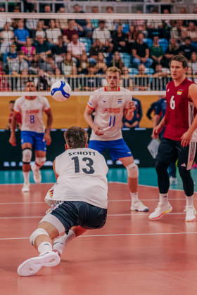 GER, Volleyball, European Championship Warm-up Match, Friendly Match, Germany vs. Netherlands, 04 09 26 Ruben Schott at the reception, 13, Germany Photo: HMB Media, Etienne Schlick Copyright: HMBxMedia EtiennexSchlick