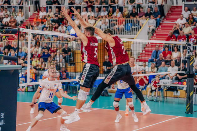 GER, Volleyball, European Championship Warm-up Match, Friendly Match, Germany vs. Netherlands, September 4, 2026: Bloch assisted by Moritz Reichert (5), Germany, and Leonard Graven (2), Germany. Photo: HMB Media, Etienne Schlick Copyright: HMBxMedia EtiennexSchlick