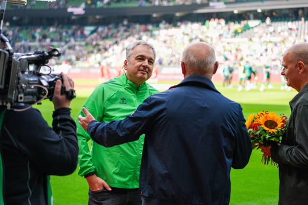 Thomas Schaaf congratulates stadium announcer Arnd Zeigler on his 25th anniversary with Werder Bremen, German Soccer, Bundesliga, 2026–27 Season, Matchday 2, September 5, 2026, Werder Bremen vs. RB Leipzig, Weserstadion, Bremen Copyright: xLeonxFrickx