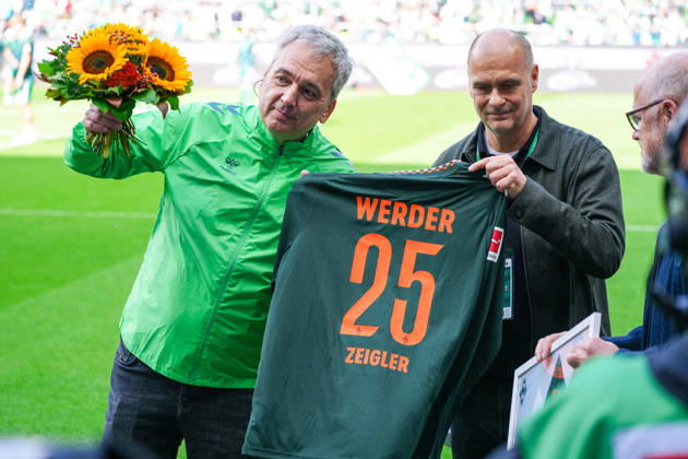 Thomas Schaaf congratulates stadium announcer Arnd Zeigler on his 25th anniversary with Werder Bremen, German Soccer, Bundesliga, 2026–27 Season, Matchday 2, September 5, 2026, Werder Bremen vs. RB Leipzig, Weserstadion, Bremen Copyright: xLeonxFrickx