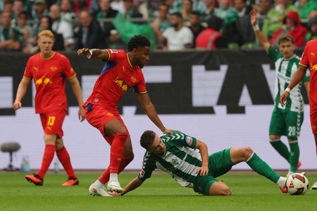 05 09 26, GER, Soccer, 1st Division Men, Matchday 2, 2026–2027 Season, SV Werder Bremen vs. RB Leipzig Christopher Nkunku (RB Leipzig, No. 28) in a tackle against Youri Regeer (SV Werder Bremen, No. 44) at the Weserstadion in Bremen, Germany Copyright: xnordphotoxGmbHx xTauchnitzx