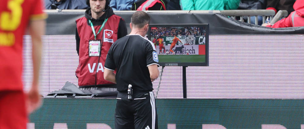 Bremen vs. RB Leipzig, Bundesliga, Bremen, September 5, 2026, Weserstadion, Soccer, Bundesliga 1, Matchday 2, SV Werder Bremen vs. RB Leipzig, Pictured: Referee Benjamin Brand during video review, video assistant, video assistant, VAR, review area, For editorial use only. DFL and DFB regulations prohibit any use of photographs as image sequences and or quasi-video,