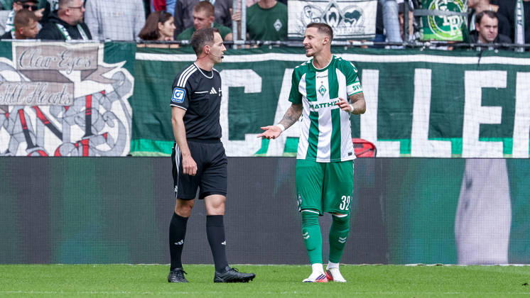 From left: Referee Benjamin Brand and Marco Friedl of SV Werder Bremen, 32, discuss the penalty kick decision, the penalty kick whistle, THE DFL GUIDELINES PROHIBIT ANY USE OF PHOTOGRAPHS AS STILL IMAGES AND OR VIDEO-LIKE PHOTO SEQUENCES. DFL REGULATIONS PROHIBIT ANY USE OF PHOTOGRAPHS AS IMAGE SEQUENCES AND OR QUASI-VIDEO, September 5, 2026, Bremen, Germany, Soccer, Bundesliga, SV Werder Bremen vs. RB Leipzig xobx