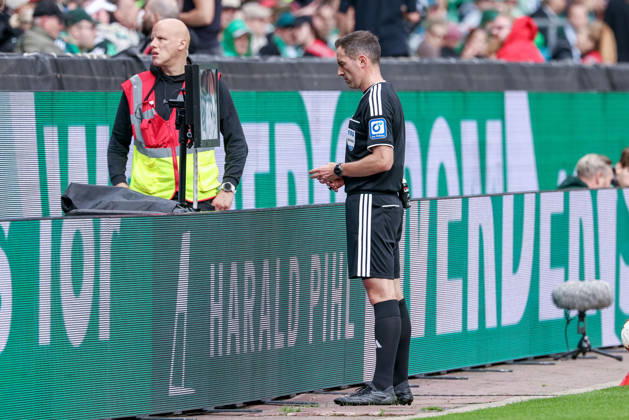Referee Benjamin Brand reviews the penalty kick play on the screen, reviews and corrects his decision; video assistant, video review, video referee, video evidence, VAR, video assistant, video referee, Kölner Keller, Video Assistant Referee, VA, TV evidence, television evidence, THE DFL GUIDELINES PROHIBIT ANY USE OF PHOTOGRAPHS AS STILL IMAGES AND OR VIDEO-LIKE PHOTO SEQUENCES DFL REGULATIONS PROHIBIT ANY USE OF PHOTOGRAPHS AS IMAGE SEQUENCES AND OR QUASI-VIDEO, September 5, 2026, Bremen, Germany, Soccer, Bundesliga, SV Werder Bremen vs. RB Leipzig xobx