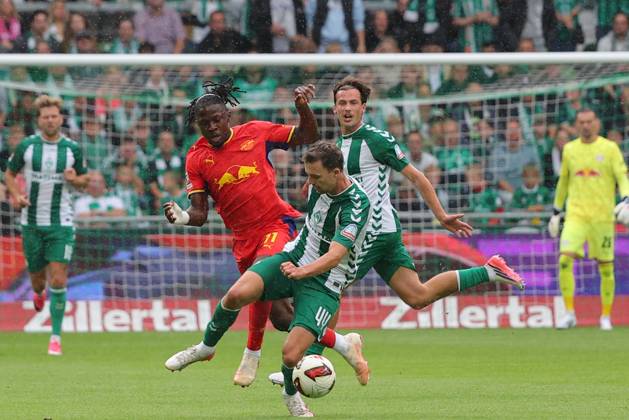 05 09 26, GER, Soccer, 1st FBL Men, Matchday 2, 2026–2027 Season, SV Werder Bremen vs. RB Leipzig; Johan Bakayoko (RB Leipzig, No. 11) in a tackle against Youri Regeer (SV Werder Bremen, No. 44); Weserstadion, Bremen, Germany Copyright: xnordphotoxGmbHx xTauchnitzx