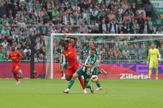 05 09 26, GER, Soccer, 1st FBL Men, Matchday 2, 2026–2027 Season, SV Werder Bremen vs. RB Leipzig; Johan Bakayoko (RB Leipzig, No. 11) in a tackle against Youri Regeer (SV Werder Bremen, No. 44); Weserstadion, Bremen, Germany Copyright: xnordphotoxGmbHx xTauchnitzx