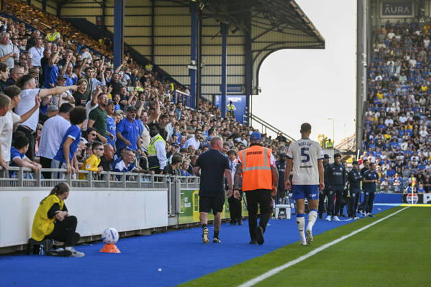 Fußball, FC Portsmouth - Cardiff City, Spieler gerät mit Fan aneinander
