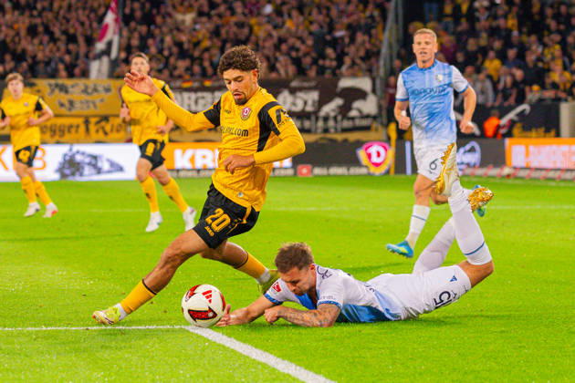 Germany 2. Bundesliga, 2026–2027 Season, September 5, 2026, Matchday 4, SG Dynamo Dresden vs. VfL Bochum, Rudolf Harbig Stadium Ben Justus Bobzien (SG Dynamo Dresden, No. 20) in a tackle against Michael Steinwender (VfL Bochum, No. 15) Copyright: xMichellexLukax
