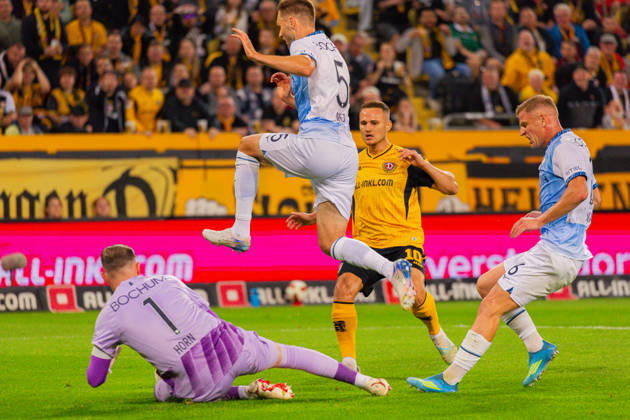 Germany 2. Bundesliga, 2026–2027 Season, September 5, 2026, Matchday 4, SG Dynamo Dresden vs. VfL Bochum, Rudolf Harbig Stadium: Timo Horn (VfL Bochum), 1; Karol Mets (VfL Bochum), 5; Jakob Lemmer (SG Dynamo Dresden), 10, in a tackle Copyright: xMichellexLukax