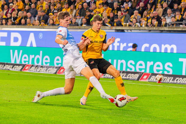 Germany 2. Bundesliga, 2026–2027 Season, September 5, 2026, Matchday 4, SG Dynamo Dresden vs. VfL Bochum, Rudolf Harbig Stadium: Oliver Olsen (VfL Bochum, No. 13) in a tackle against Jakob Lemmer (SG Dynamo Dresden, No. 10) Copyright: xMichellexLukax
