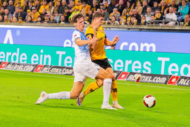 Germany 2. Bundesliga, 2026–2027 Season, September 5, 2026, Matchday 4, SG Dynamo Dresden vs. VfL Bochum, Rudolf Harbig Stadium: Oliver Olsen (VfL Bochum, No. 13) in a tackle against Jakob Lemmer (SG Dynamo Dresden, No. 10) Copyright: xMichellexLukax