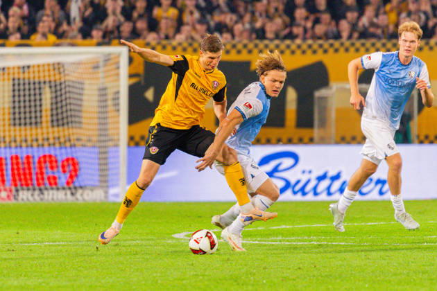 Germany 2. Bundesliga, 2026–2027 Season, September 5, 2026, Matchday 4, SG Dynamo Dresden vs. VfL Bochum, Rudolf Harbig Stadium Alexander Rossipal of SG Dynamo Dresden, No. 19, in a tackle against Christian Rasmussen of VfL Bochum, No. 7 Copyright: xMichellexLukax