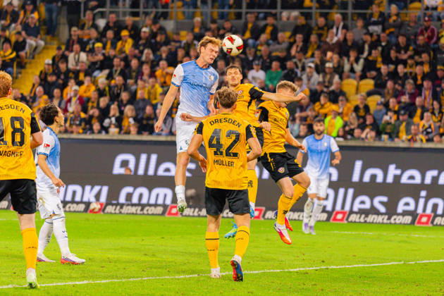 Germany 2. Bundesliga, 2026–2027 Season, September 5, 2026, Matchday 4, SG Dynamo Dresden vs. VfL Bochum, Rudolf Harbig Stadium. Tom Meyer (VfL Bochum), 34, in a header duel against Tobias Raschl (SG Dynamo Dresden), 21 Copyright: xMichellexLukax