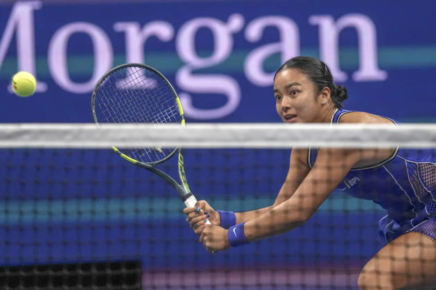 Alexandra Eala of the Philippines returns a ball against Iva Jovic of the United States during a women s third-round match at the 2016 US Open at Arthur Ashe Stadium in New York, USA, 05 September 2026. US Open 2026: Alexandra Eala - Iva Jovic !ACHTUNG: NUR REDAKTIONELLE NUTZUNG! Copyright: xÁngelxColmenaresx AME4870 20260905-55021318553_1
