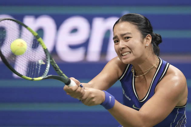 Alexandra Eala of the Philippines returns a ball against Iva Jovic of the United States during a women s third-round match at the 2016 US Open at Arthur Ashe Stadium in New York, USA, 05 September 2026. US Open 2026: Alexandra Eala - Iva Jovic !ACHTUNG: NUR REDAKTIONELLE NUTZUNG! Copyright: xÁngelxColmenaresx AME4894 20260906-55021318626_1