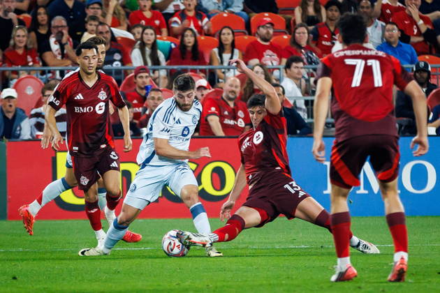September 5, 2026, Toronto, On, Canada: Toronto FC s Benjam™n Kuscevic (13) kicks the ball from Chicago Fire FC s Jonathan Dean (24) during first half MLS, Fussball Herren, USA soccer action in Toronto, on Saturday, Sept. 5, 2026. Canada News - September 5, 2026  - ZUMAc35_ 20260905_zaf_c35_097 Copyright: xKeitoxNewmanx
