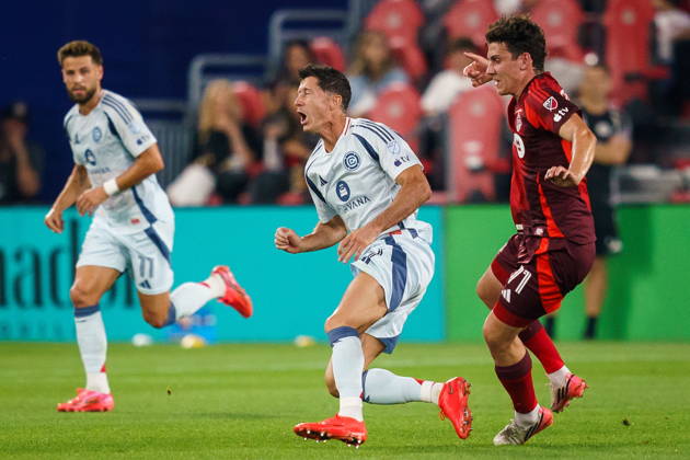 September 5, 2026, Toronto, On, Canada: Chicago Fire FC s Robert Lewandowski (9) is tripped by Toronto FC s Markus Cimermancic (71) during first half MLS, Fussball Herren, USA action in Toronto, on Saturday, Sept. 5, 2026. SOC-MLS-Chicago-Toronto 20260905  - ZUMAc35_ 20260905_zaf_c35_106 Copyright: xKeitoxNewmanx