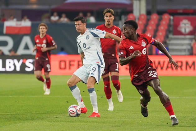 Toronto FC v Chicago Fire FC - MLS, Fussball Herren, USA Robert Lewandowski 09 of Chicago Fire FC and Richie Laryea 22 of Toronto FC battle for the ball during the Major League Soccer Match between Toronto FC and Chicago Fire FC at BMO Field Stadium. on September 5, 2026 in Toronto, Canada. (Photo by Leonardo Ramirez Eyepix Group) Copyright: xLeonardoxRamirezx xEyepixxGroupx LR05092026-08279