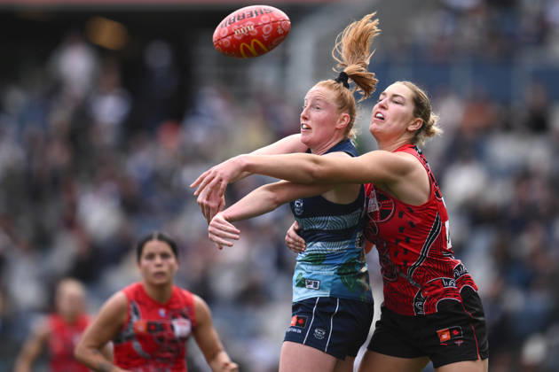 Sport Bilder des Tages AFLW CATS BOMBERS, Aishling Moloney of Geelong and Zoe Prowse of Essendon compete for the ball during the AFLW Round 4 match between the Geelong Cats and the Essendon Bombers at GMHBA Stadium in Geelong, Sunday, September 6, 2026. ( NO ARCHIVING, EDITORIAL USE ONLY GEELONG VICTORIA AUSTRALIA  Copyright: xJOELxCARRETTx 20260906118563596813