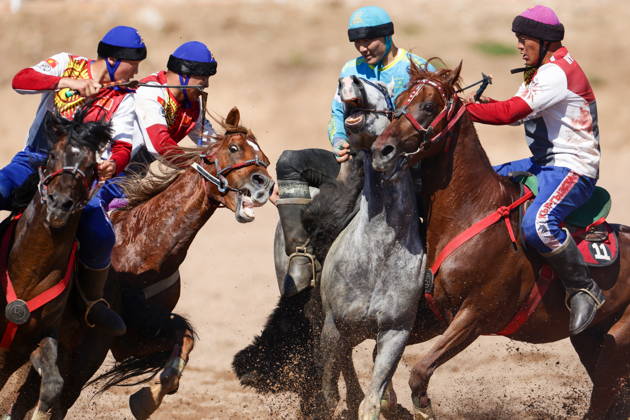 Sport Bilder des Tages KYRGYZSTAN, CHOLPON-ATA - SEPTEMBER 6, 2026: The final match of Kok-Boru (traditional team game played on horseback) between Kyrgyzstan and Kazakhstan takes place during the 2026 World Nomad Games on a racecourse by Lake Issyk-Kul. Kirill Kukhmar TASS  97199422