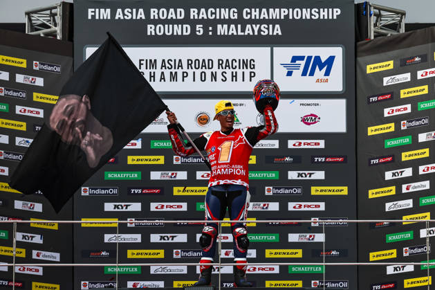 Sport Bilder des Tages SEPANG, SGR - SEPT 06: Hafizh Syahrin Abdullah of Malaysia and JDT Racing Team celebrates after securing the the 2026 ASB1000 Overall Champion following the completion of ASB1000 Race 2 of the Asia Road Racing Championship - Round 5 Sepang on September 06, 2026 held at Sepang International Circuit in Sepang, Malaysia. (Photo by Hazrin Yeob Men Shah Icon Sportswire) AUTO: SEP 06 Asia Road Racing Championship Round 5 EDITORIAL USE ONLY Icon3782609069392