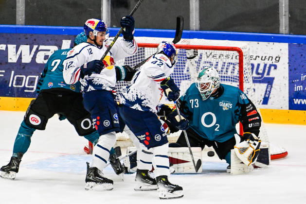 September 6, 2026, GER, Ice Hockey, Men s, Warrior Cup 2026, EHC Red Bull Munich vs. Belfast Giants: Brady Ferguson (Munich, 12) and Yasin Ehliz (Munich, 42) are denied by Jake Kupsky (Belfast, 73); Kaufbeuren Energie; Schwaben Arena; Bavaria, Germany Copyright: xNordphotox xHafnerx