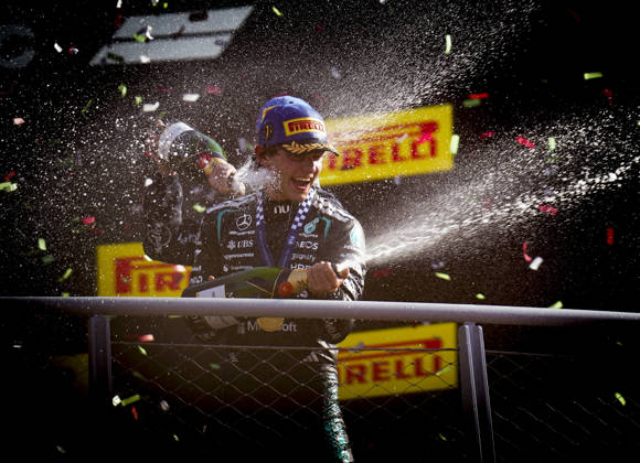 Sport Bilder des Tages FORMULA 1 ITALIAN GRAND PRIX 2026 Kimi Antonelli (ITA) 12 Mercedes celebrates on the podium with champagne after winning the race during the Formula 1 Pirelli Italian Grand Prix 2026, Round 13 of the 2026 Formula 1 World Championship, WM, Weltmeisterschaft from 4th - 6th September 2026 at the Monza Circuit, Monza, Italy. Credit: Robbie Hoad Every Second Media Editorial use only. All images are copyright Every Second Media Limited. No images may be reproduced without prior permission. Copyright: xIMAGO EveryxSecondxMediax ESM-2135-0420 RobbiexHoadx xEveryxSecondxMediax