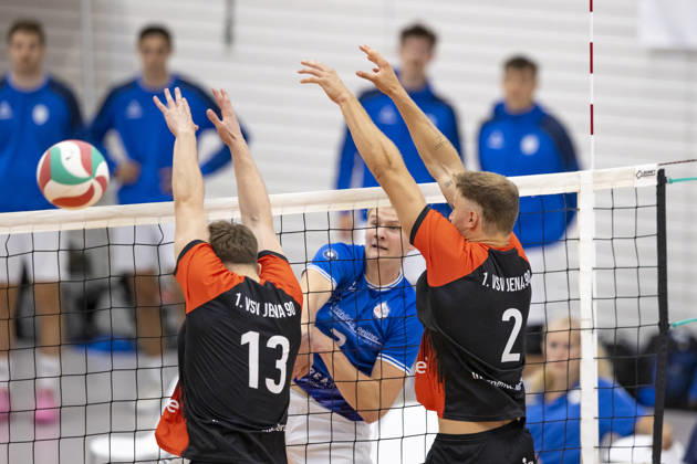 TVV Men s Cup Final: Blue Volleys Gotha vs. 1 VSV Jena 90, Erfurt, September 6, 2026. Richard Werner (2, Blue Volleys Gotha) against Noah Henkel (13, 1 VSV Jena 90) on the left and Felix Roller (2, 1 VSV Jena 90) on the right TVV Men’s Cup Final: Blue Volleys Gotha vs. 1 VSV Jena 90, Riethsporthalle, Erfurt, September 6, 2026 Copyright: xBEAUTIFULxSPORTS Duehringx
