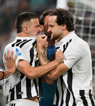 (260907) -- TURIN, Sept. 7, 2026 -- Juventus Federico Gatti (R) celebrates his goal with teammates during a Serie A football match between Juventus and AC Milan in Turin, Italy, Sept. 6, 2026. (Photo by Xinhua) (SP)ITALY-TURIN-FOOTBALL-SERIE A-JUVENTUS VS AC MILAN AlbertoxLingria 