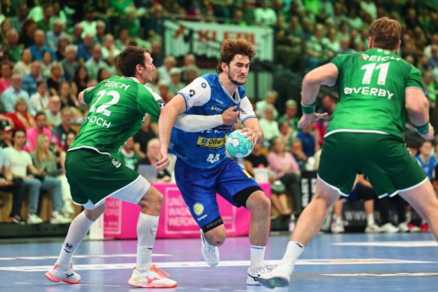 Stephan Seitz of ThSV Eisenach in a one-on-one battle with Jona Schoch of HSG Wetzlar, left GER, HSG Wetzlar vs. ThSV Eisenach, handball, Opel Handball Bundesliga, Matchday 3, 2026–2027 season, September 7, 2026, GER, HSG Wetzlar vs. ThSV Eisenach, handball, Opel Handball Bundesliga, Matchday 3, 2026–2027 season, September 7, 2026, Wetzlar Copyright: xEibner-Pressefoto RenexWeissx EP_RWS
