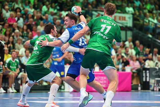 Felix Aellen of ThSV Eisenach in a one-on-one battle with Jona Schoch of HSG Wetzlar, left GER, HSG Wetzlar vs. ThSV Eisenach, handball, Opel Handball Bundesliga, Matchday 3, 2026–2027 season, September 7, 2026, GER, HSG Wetzlar vs. ThSV Eisenach, handball, Opel Handball Bundesliga, Matchday 3, 2026–2027 season, September 7, 2026, Wetzlar Copyright: xEibner-Pressefoto RenexWeissx EP_RWS