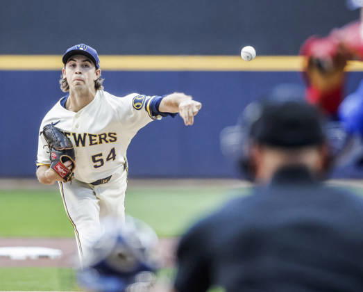 Milwaukee Brewers pitcher Robert Gasser throws in the first inning of the MLB, Baseball Herren, USA game between the Chicago Cubs and the Milwaukee Brewers at American Family Field in Milwaukee, Wisconsin on Monday, September 7, 2026.  MIL20260907802 TANNENxMAURY