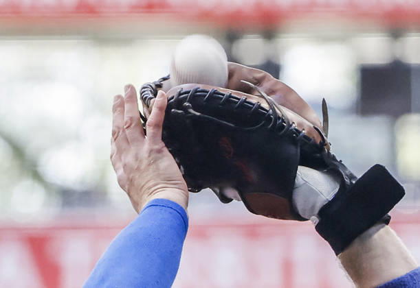 Chicago Cubs catcher Carson Kelly catches a pop foul ball hit by Milwaukee Brewers catcher William Contreras in the first inning of the MLB, Baseball Herren, USA game between the Chicago Cubs and the Milwaukee Brewers at American Family Field in Milwaukee, Wisconsin on Monday, September 7, 2026.  MIL20260907805 TANNENxMAURY