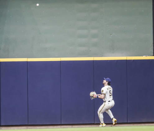 Milwaukee Brewers center fielder Garrett Mitchell watches a ball hit for a double by Chicago Cubs left fielder Tyrone Taylor bounce off the wall in the fourth inning of the MLB, Baseball Herren, USA game between the Chicago Cubs and the Milwaukee Brewers at American Family Field in Milwaukee, Wisconsin on Monday, September 7, 2026.  MIL20260907810 TANNENxMAURY