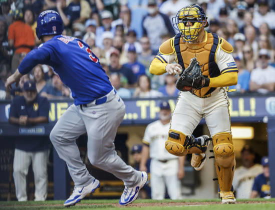 Milwaukee Brewers catcher William Contreras runs down Chicago Cubs third baseman Alex Bregman on a fielders choice hit by Chicago Cubs shortstop Nico Hoerner in the fourth inning of the MLB, Baseball Herren, USA game between the Chicago Cubs and the Milwaukee Brewers at American Family Field in Milwaukee, Wisconsin on Monday, September 7, 2026.  MIL20260907811 TANNENxMAURY