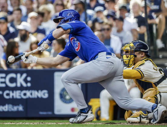 Chicago Cubs right fielder Matt Shaw lays down a bunt in the sixth inning of the MLB, Baseball Herren, USA game between the Chicago Cubs and the Milwaukee Brewers at American Family Field in Milwaukee, Wisconsin on Monday, September 7, 2026.  MIL20260907820 TANNENxMAURY