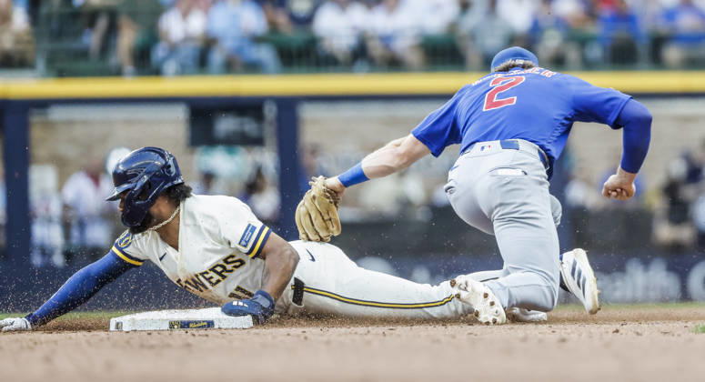 Milwaukee Brewers left fielder Jackson Chourio steals second base on Chicago Cubs shortstop Nico Hoerner in the eighth inning of the MLB, Baseball Herren, USA game between the Chicago Cubs and the Milwaukee Brewers at American Family Field in Milwaukee, Wisconsin on Monday, September 7, 2026. The Brewers defeated the Cubs 4-3.  MIL20260907830 TANNENxMAURY